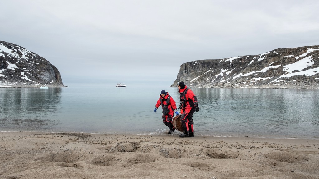 beach cleaning at Kap Bruun